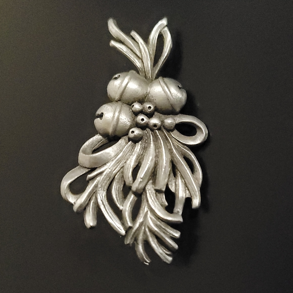 Vintage 1992 Seagull Pewter Mistletoe Bells Brooch